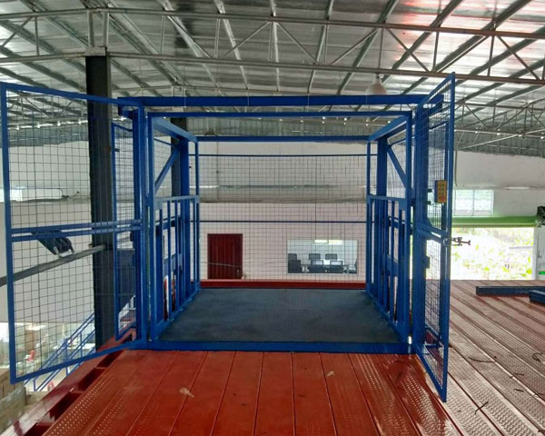 固定導軌式升降機